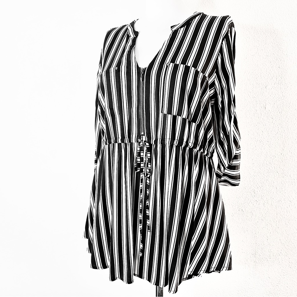 TORRID: Black & White Babydoll Stretch Challis Zip-Front Tunic Top Size 00